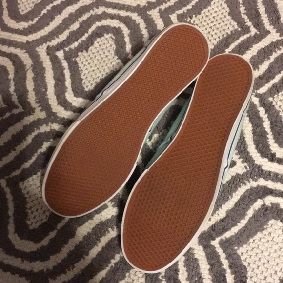 Women Size 11 Pair of Vans Shoes - Picture 3 of 4